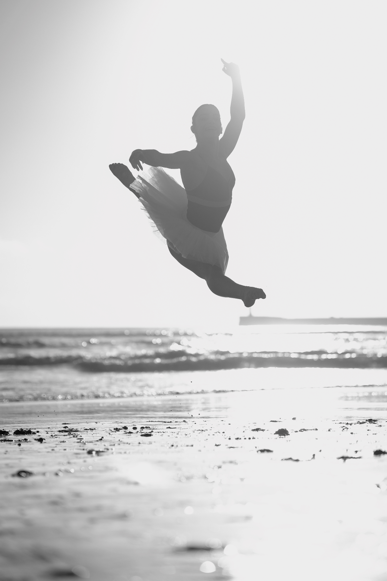 Azurara Surf School — bailarina em salto na praia