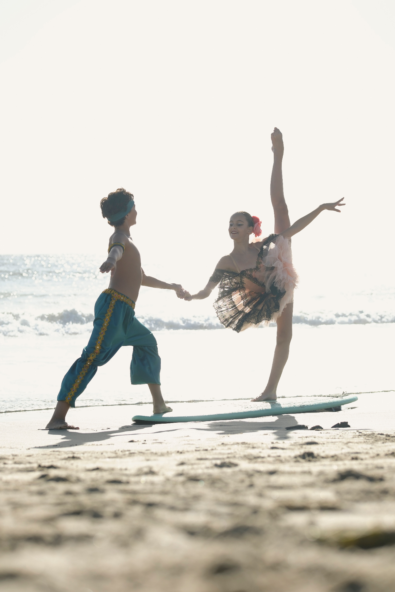 Azurara Surf School — dueto sobre prancha de surf