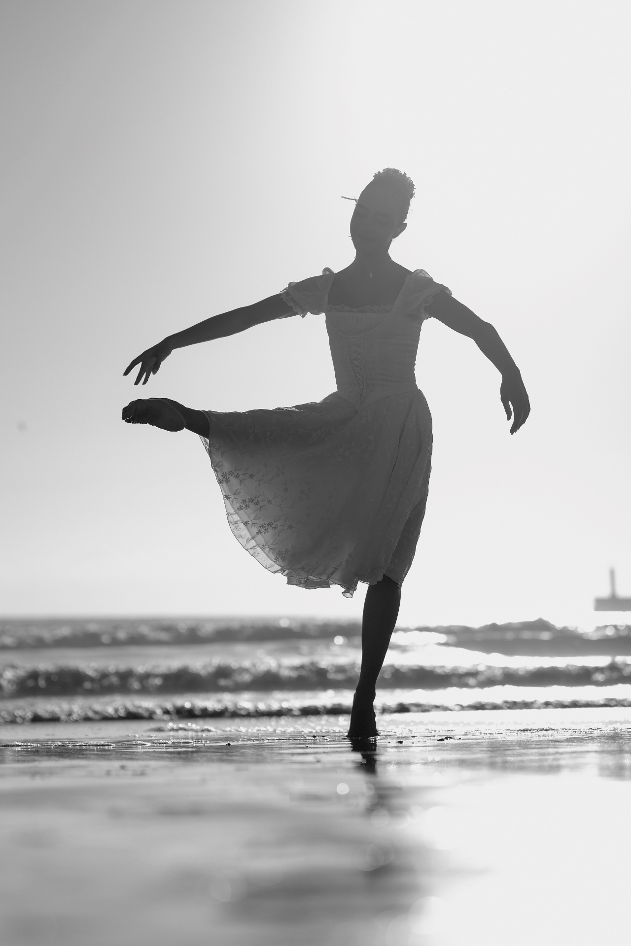 Azurara Surf School — bailarina em contraluz na praia