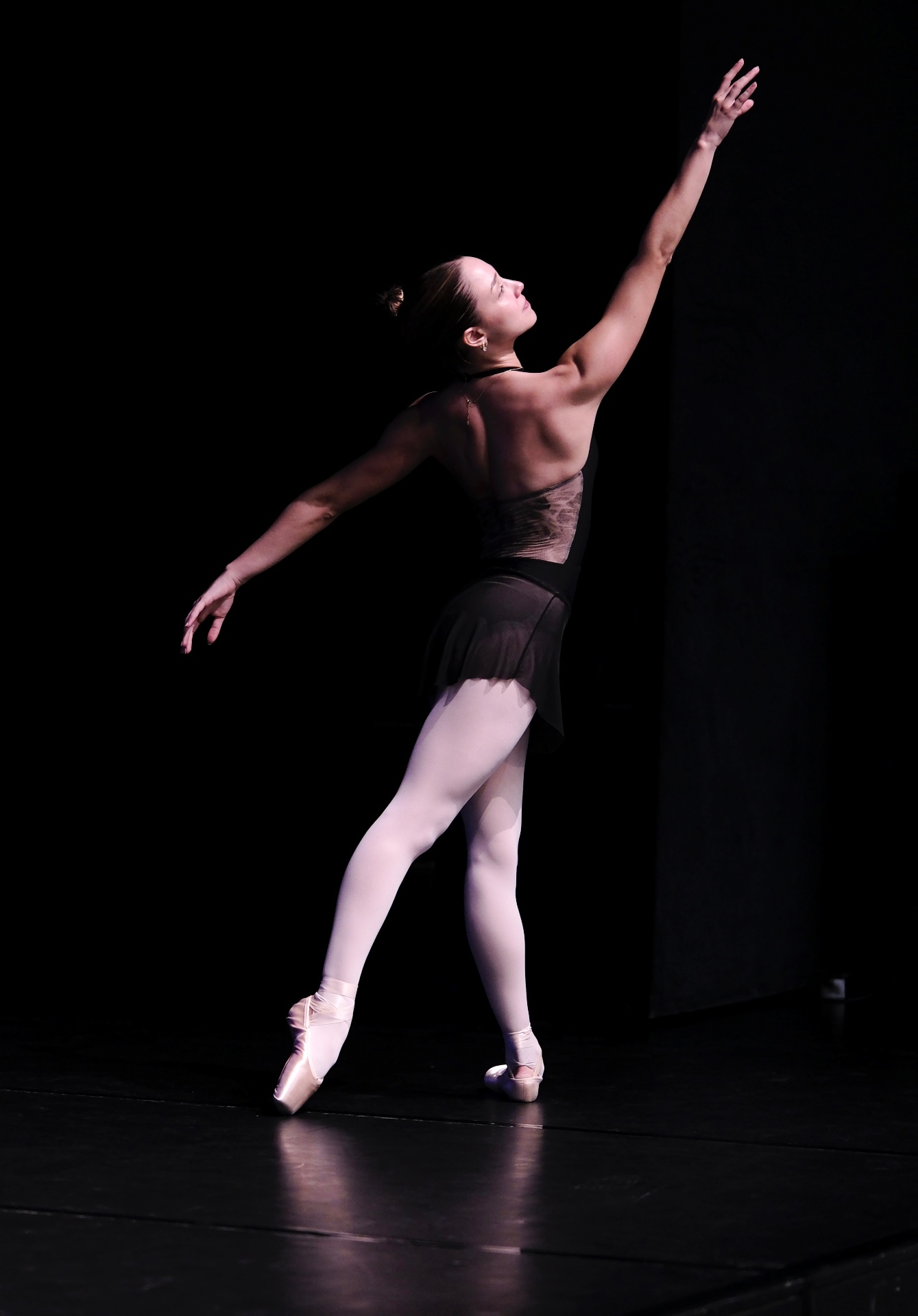 Bailarina em pontas no palco